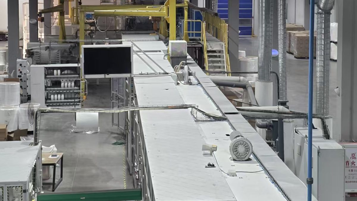A line between runs, and the overhead gantry